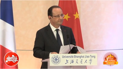 Hollande consulte un document (Chine)