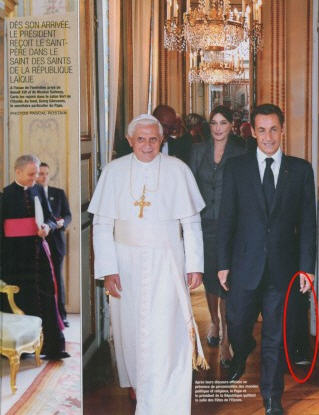 Sarkozy a trois jambes